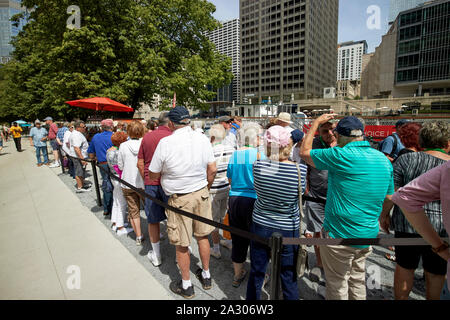 I turisti in coda per il popolare chicago architecture center river tour in barca a caldo in estate meteo Chicago in Illinois negli Stati Uniti d'America Foto Stock