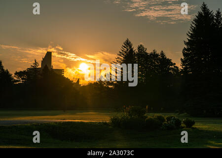 Sun emergente dalla nebbia Foto Stock
