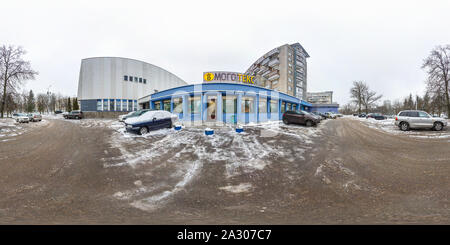 Visualizzazione panoramica a 360 gradi di LVIV, Ucraina - Agosto 2019: completa perfetta sferica hdri panorama a 360 gradi in cantiere nei pressi della vecchia chiesa gotica in proiezione equirettangolare con z