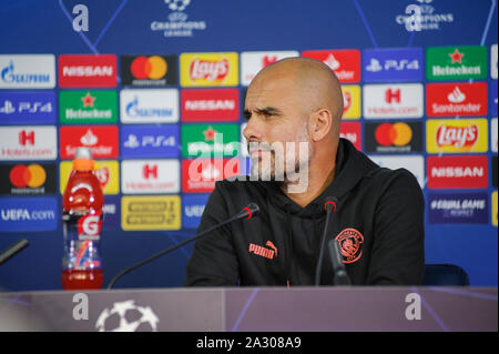 Kharkiv, Ucraina - 18 Settembre 2019: Close-up ritratto emotivo del Manchester City head coach, manager Pep Guardiola durante la conferenza stampa UE Foto Stock