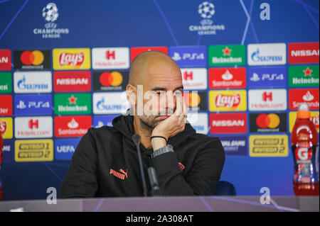 Kharkiv, Ucraina - 18 Settembre 2019: Close-up ritratto emotivo del Manchester City head coach, manager Pep Guardiola durante la conferenza stampa UE Foto Stock