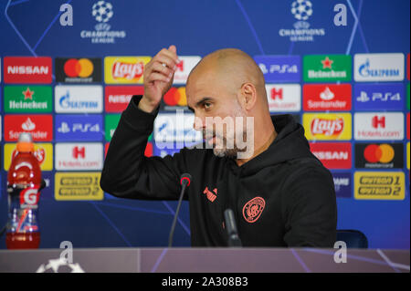Kharkiv, Ucraina - 18 Settembre 2019: Close-up ritratto emotivo del Manchester City head coach, manager Pep Guardiola durante la conferenza stampa UE Foto Stock