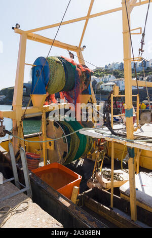 Le reti da traino avvolto sui tamburi di netto una vasta powered lo stelo sulla poppa di un commerciale peschereccio nel porto Mevagissey in Cornwall Inghilterra Foto Stock