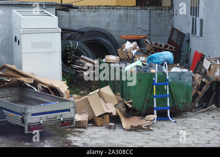 I cassonetti pieni di spazzatura. Foto Stock