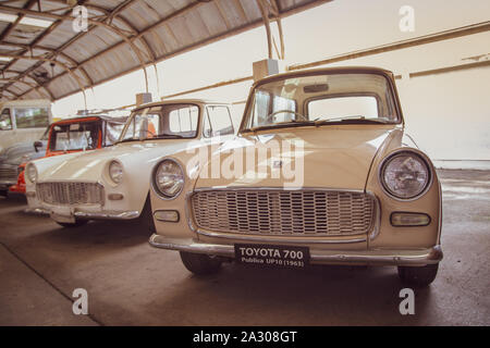 Nakhon Pathom, Tailandia - 3 Agosto 2019: Vintage auto Toyota 700 presentano a vintage collettore auto garage nella provincia di Nakhon Pathom Foto Stock