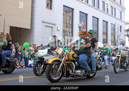 Bikers nella festa di San Patrizio parata nel centro di Roanoke, VA, Stati Uniti d'America Foto Stock