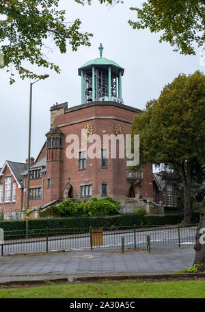 Il famoso carillon nel villaggio di Bournville, Birmingham, Regno Unito. Foto Stock