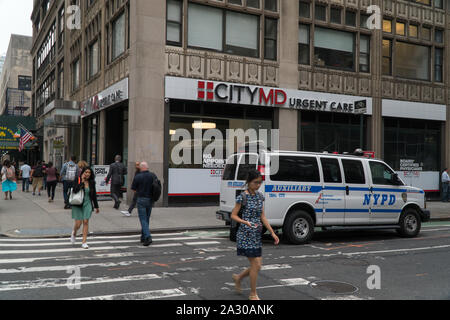 La città di New York, circa 2019: CityMD cure urgenti walk-in clinica struttura sanitaria situato in Midtown Manhattan su angolo di strada. Pazienti visitano i medici Foto Stock