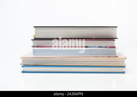 Una pila di libri rigida Foto Stock