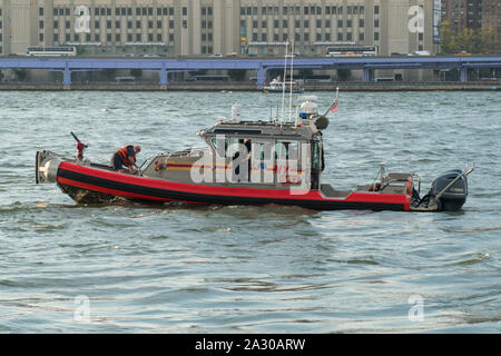 La città di New York, circa 2019: FDNY vigili del fuoco in barca a vela attraverso il Fiume Hudson patrol per nave emergenza per assistere e salvataggio di navi marittime in N Foto Stock