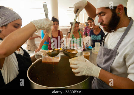 Venezuela Caracas Barriga Ilena e 5 ristoranti la preparazione di cibo per i poveri in ospedale 27-2-2017 foto: Jaco Klamer Foto Stock