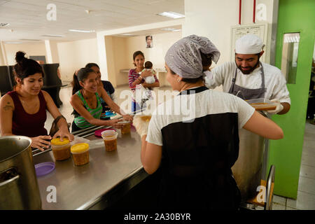 Venezuela Caracas Barriga Ilena e 5 ristoranti la preparazione di cibo per i poveri in ospedale 27-2-2017 foto: Jaco Klamer Foto Stock