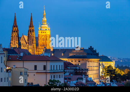 La notte scende a Hradcany il Castello di Praga. Foto Stock