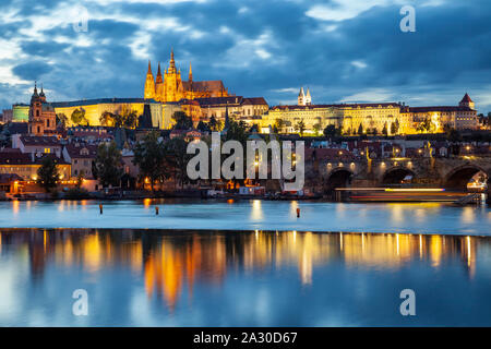 La notte scende a Praga Cechia. Hradcany castello domina lo skyline. Foto Stock