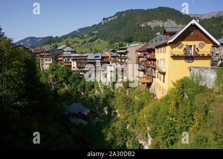 Fila di case sul bordo della gola Arly nel pittoresco villaggio di Flumet. Savoia, Auvergne-Rodano-Alpi, Francia. Foto Stock