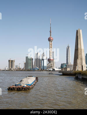 Barche di fronte lo skyline di Pudong Shanghai Foto Stock