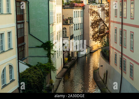 Mattinata a Certovka canal nel quartiere di Mala Strana, Praga Cechia. Foto Stock