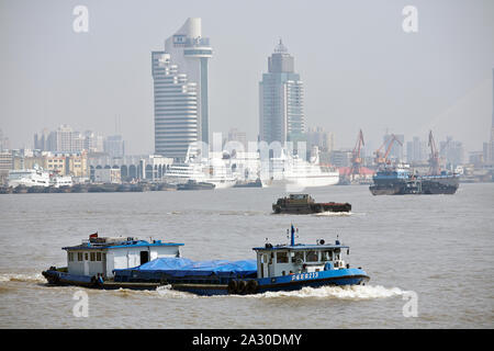 Intervieni nella parte anteriore della skyline di Pudong Shanghai Foto Stock