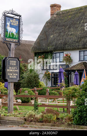 Il White Hart Pub in Wroughton WILTSHIRE REGNO UNITO. Con tetto di paglia Wadworth Inn. Foto Stock