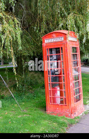 Trascurato, sbiadito e distacco della vernice rossa su un telefono rosso scatola in Wroughton vicino a Swindon WILTSHIRE REGNO UNITO Foto Stock