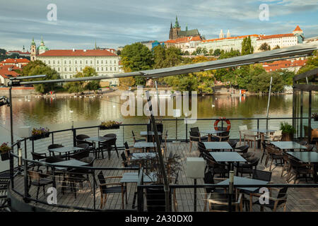 Autunno mattina sul fiume Moldava a Praga Cechia. Foto Stock