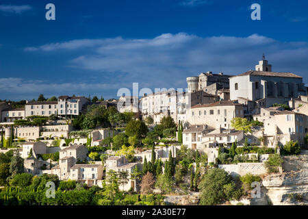 Blick auf das Dorf Gordes, dipartimento Vaucluse, Regione Provence-Alpes-Côte d'Azur, Frankreich, Europa|Visualizza a Gordes, Vaucluse, Provence-Alpes-Cote Foto Stock