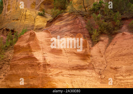 Ockerfelsen bei Roussillon, dipartimento Vaucluse, Regione Provence-Alpes-Côte d'Azur, Frankreich, Europa| scogliere ocra vicino Roussillon Vaucluse partono Foto Stock