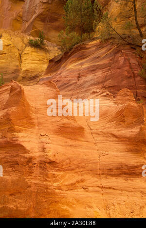 Ockerfelsen bei Roussillon, dipartimento Vaucluse, Regione Provence-Alpes-Côte d'Azur, Frankreich, Europa| scogliere ocra vicino Roussillon Vaucluse partono Foto Stock