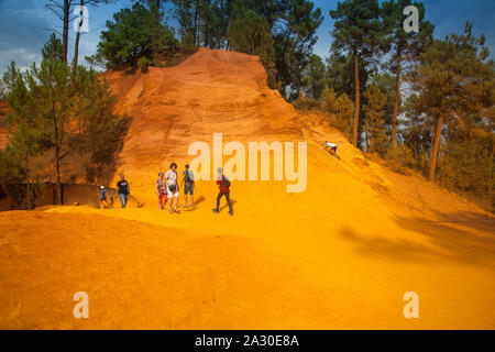 Ockerfelsen bei Roussillon, dipartimento Vaucluse, Regione Provence-Alpes-Côte d'Azur, Frankreich, Europa| scogliere ocra vicino Roussillon Vaucluse partono Foto Stock