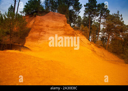 Ockerfelsen bei Roussillon, dipartimento Vaucluse, Regione Provence-Alpes-Côte d'Azur, Frankreich, Europa| scogliere ocra vicino Roussillon Vaucluse partono Foto Stock