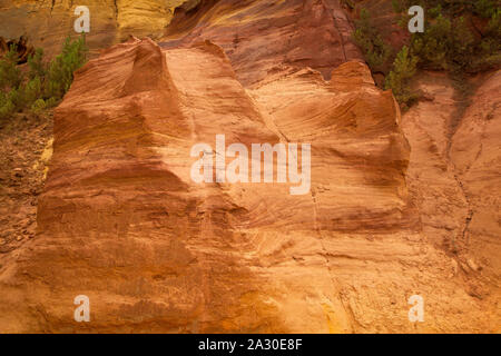 Ockerfelsen bei Roussillon, dipartimento Vaucluse, Regione Provence-Alpes-Côte d'Azur, Frankreich, Europa| scogliere ocra vicino Roussillon Vaucluse partono Foto Stock