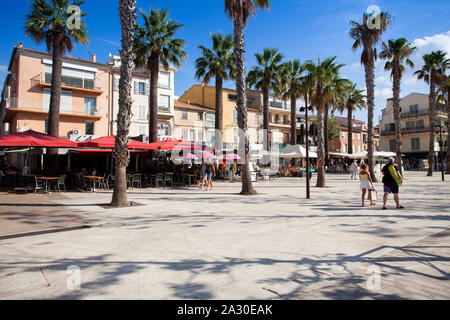 Strandpromenade mit caffetterie in Bandol, Alpes-Maritimes, Cote d'Azur, Südfrankreich, Frankreich, Europa| beach promenade di Bandol, con negozi e caffetterie, Foto Stock