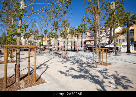 Strandpromenade mit caffetterie in Bandol, Alpes-Maritimes, Cote d'Azur, Südfrankreich, Frankreich, Europa| beach promenade di Bandol, con negozi e caffetterie, Foto Stock