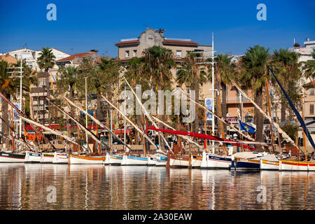 Segel-und Fischerboote im Hafen von Bandol, Alpes-Maritimes, Cote d'Azur, Südfrankreich, Frankreich, Europa| la vela e la pesca le barche nel porto o Foto Stock