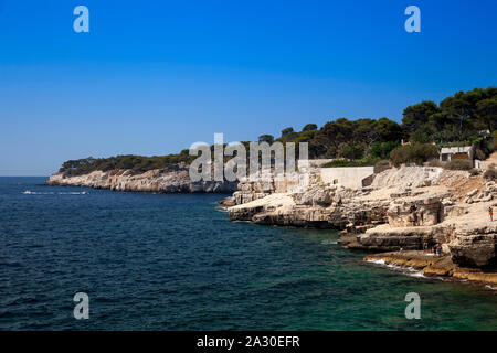 Menschen baden an der Felsenküste Calanque de Port Pin, Provenza, Frankreich, Europa| Persone nuotare presso la costa rocciosa di Calanque de Port Pin, Provenza, F Foto Stock