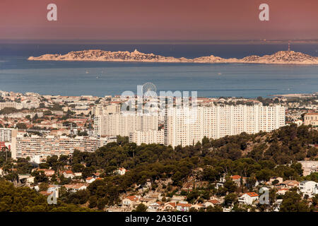 Stadtansicht von Marseille im Hintergrund die ehemalige Gefängnisinsel Île d'se, Frioul-Inseln, Marsiglia, Provence-Alpes-Côte d'Azur, Frankreich, Eur Foto Stock