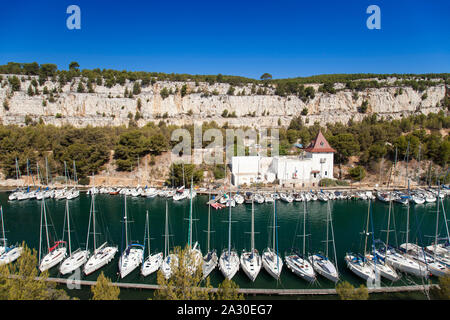 Segelboote im Hafen von Calanque de Porto Miou, Parc National des Calanques di Cassis, Bouches-du-Rhone, Provence-Alpes-Côte d'Azur,Nationalpark,Felsenbu Foto Stock