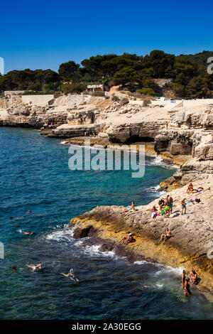 Menschen baden an der Felsenküste Calanque de Port Pin, Provenza, Frankreich, Europa| Persone nuotare presso la costa rocciosa di Calanque de Port Pin, Provenza, F Foto Stock