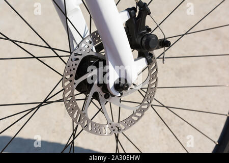 Primo piano di una bicicletta freno a disco anteriore. Alta qualità sistema di frenatura idraulica disponibile nell'industria della bicicletta. Foto Stock