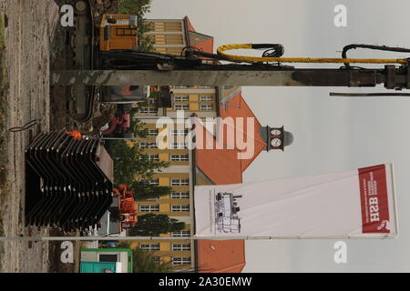 Wernigerode, Germania. 04 ott 2019. I lavori del genio civile per il nuovo locomotore officina ha iniziato a Wernigerode. L'Harz a scartamento ferroviario di ottenere una nuova locomotiva a vapore workshop. Il venerdì mattina, l'avvio ufficiale di costruzione per il 70 x 30 metri di hall è stato avviato. La costruzione è prevista per un costo di circa 10,5 milioni di euro e deve essere completato nella primavera 2021. Credito: Matthias Bein/dpa-Zentralbild/ZB/dpa/Alamy Live News Foto Stock