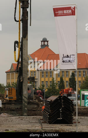 Wernigerode, Germania. 04 ott 2019. I lavori del genio civile per il nuovo locomotore officina ha iniziato a Wernigerode. L'Harz a scartamento ferroviario di ottenere una nuova locomotiva a vapore workshop. Il venerdì mattina, l'avvio ufficiale di costruzione per il 70 x 30 metri di hall è stato avviato. La costruzione è prevista per un costo di circa 10,5 milioni di euro e deve essere completato nella primavera 2021. Credito: Matthias Bein/dpa-Zentralbild/ZB/dpa/Alamy Live News Foto Stock