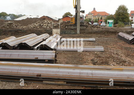 Wernigerode, Germania. 04 ott 2019. I lavori del genio civile per il nuovo locomotore officina ha iniziato a Wernigerode. L'Harz a scartamento ferroviario di ottenere una nuova locomotiva a vapore workshop. Il venerdì mattina, l'avvio ufficiale di costruzione per il 70 x 30 metri di hall è stato avviato. La costruzione è prevista per un costo di circa 10,5 milioni di euro e deve essere completato nella primavera 2021. Credito: Matthias Bein/dpa-Zentralbild/ZB/dpa/Alamy Live News Foto Stock