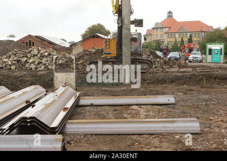 Wernigerode, Germania. 04 ott 2019. I lavori del genio civile per il nuovo locomotore officina ha iniziato a Wernigerode. L'Harz a scartamento ferroviario di ottenere una nuova locomotiva a vapore workshop. Il venerdì mattina, l'avvio ufficiale di costruzione per il 70 x 30 metri di hall è stato avviato. La costruzione è prevista per un costo di circa 10,5 milioni di euro e deve essere completato nella primavera 2021. Credito: Matthias Bein/dpa-Zentralbild/ZB/dpa/Alamy Live News Foto Stock