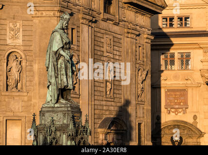 Praga, Repubblica Ceca. La sezione di Re Carlo IV monumento scultura, un punto di riferimento storico in Stare Mesto (Città Vecchia) distretto. Foto Stock