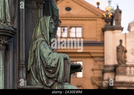 Praga, Repubblica Ceca. Una sezione di Re Carlo IV monumento scultura, Stare Mesto (Città Vecchia) distretto, con la Basilica di San Francesco di Assisi Chiesa dietro. Foto Stock