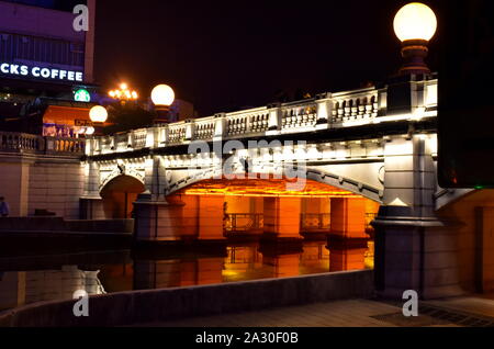 Il ponte e la passeggiata al sole e luna park pagode in Guilin, Cina Foto Stock