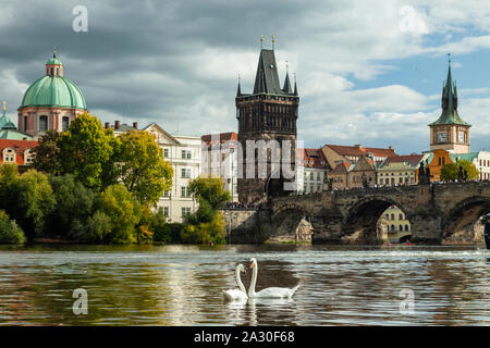Pomeriggio autunnale sul fiume Moldava a Praga Cechia. Foto Stock