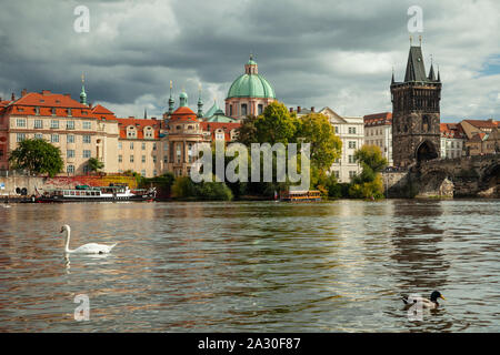 Pomeriggio autunnale sul fiume Moldava a Praga. Foto Stock