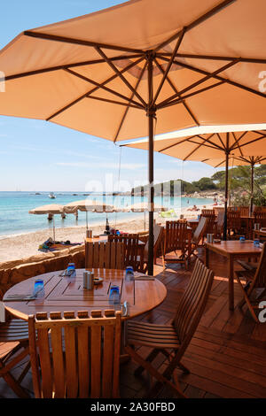 Beachside cafe ristorante spiaggia di Palombaggia / Plage de Palombaggia un famoso e pittoresco, chiara-acqua di spiaggia di sabbia bianca, alberi sempreverdi Corsica Francia Foto Stock