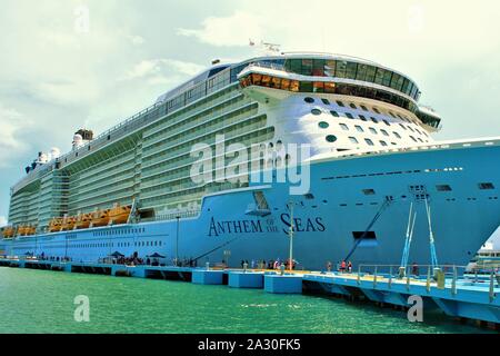 Il Royal Caribbean Inno dei mari nave da crociera ormeggiata in San Juan Cruise Port Terminal. Foto Stock